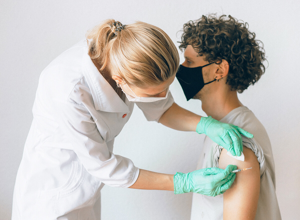 hep_test Doctor checking patient